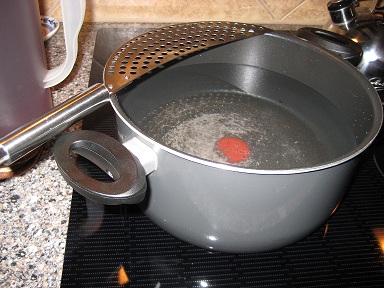 Large pot with pasta strainer